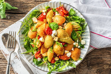 Conchiglie met rode pesto en feta