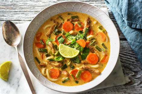 Soupe de nouilles à la noix de coco et à la cuisse de poulet