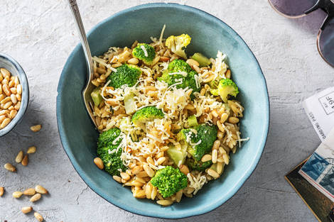Orzo met broccoli, pecorino en pijnboompitten