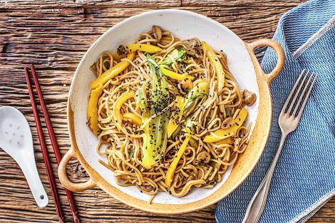 Knackige Gemüsepfanne mit Sobanudeln