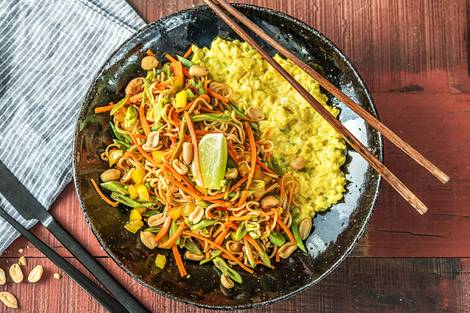 Aziatische noedels met roerei en pinda's