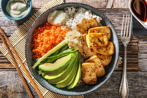 Sushi Bowl mit glasiertem Tofu