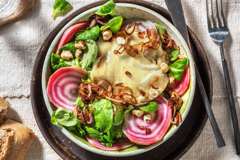 Salade de betteraves au chèvre chaud et aux noisettes
