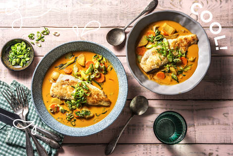 Seelachsfilet auf buntem Gemüsecurry