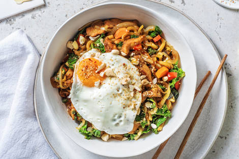 Snelle wokschotel met gekruide kipfiletreepjes