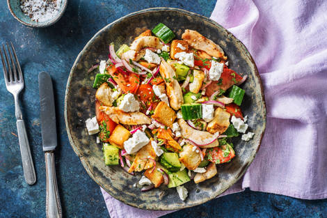 Hähnchenbrust auf griechischem Salat