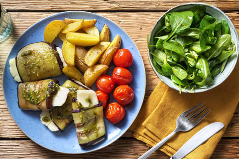 Auberginerolletjes met halloumi en basilicumcrème