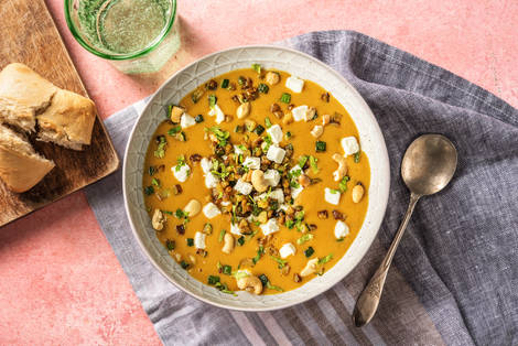 Zoete-aardappelsoep met witte kaas en cashewtopping
