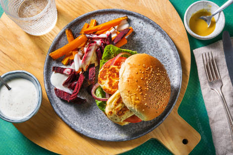 Halloumi-Burger mit Karotten-Beete-Sticks