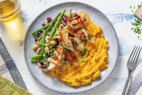 Birnen im Krustenschinken mit bunten Bohnen