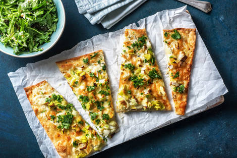 Knuspriger Flammkuchen mit Porreegemüse