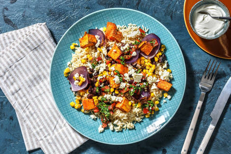 Rijstschotel met zoete aardappel, feta en pittige salsa