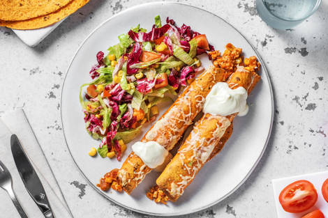 Enchiladas au poulet haché garnies de crème aigre