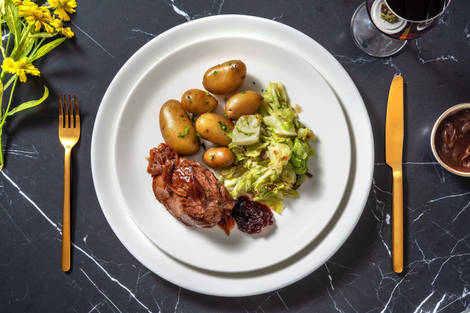 Gebratenes Hirschsteak mit Zwiebelsoße