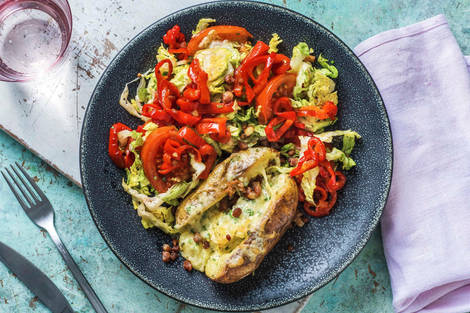 Pommes de terre rôtie aux lardons, à la crème aigre et au cheddar