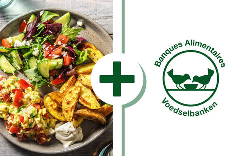 Œufs brouillés garnis de tomate et feta