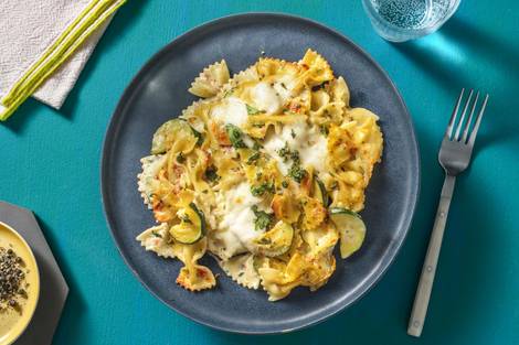 Überbackene Farfalle „Caprese“ mit Zucchini