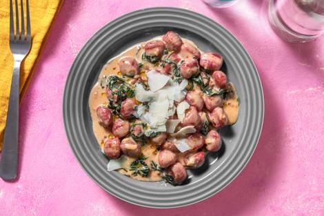 Rote-Beete-Gnocchi in Bacon-Sahnesoße