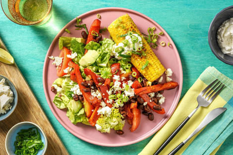 Limetten-Maiskolben und bunter Salat