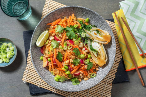 Bunter Glasnudelsalat mit Erdnuss-Dressing