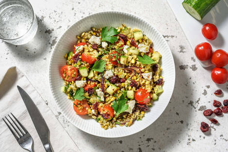 Taboulé garni de tomate, concombre et pistaches