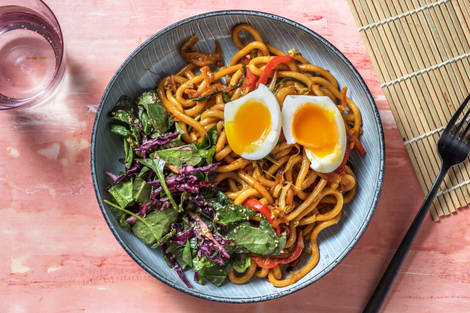 Nouilles udon et salade d’épinards avec une vinaigrette gingembre