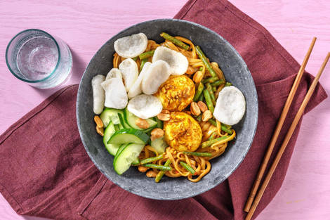 Roerbak met udonnoedels en gemarineerde eieren