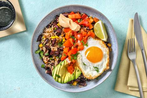 Rijstbowl met avocado en een gebakken ei