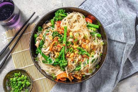 Miso-Erdnuss-Glasnudeln mit Knusper-Sesam