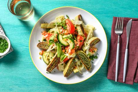 Bunter Salat mit Maultaschen & Schmelz-Zwiebeln