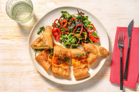 Margherita Pizzaschiff mit Salat