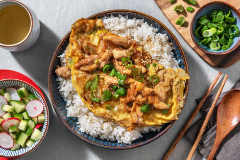 Oyakodon met kippendij-omelet en bosui