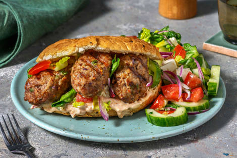 Bifteki mit Hirtenkäse im Fladenbrot