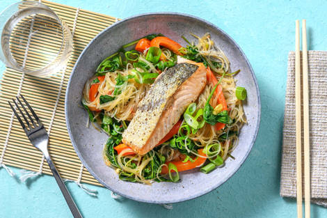 Sesam-Lachsfilet auf Sweet-Chili-Glasnudeln