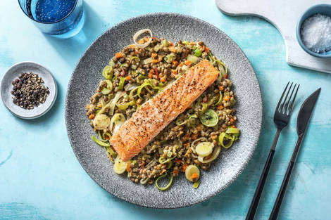 Lachs auf cremigem Porreegemüse