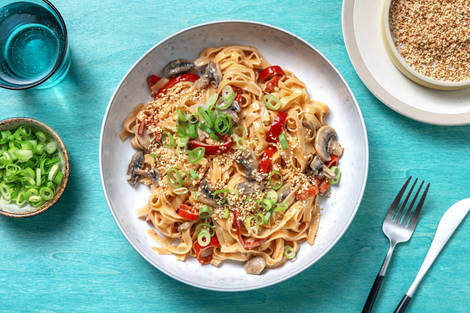 Chilinudel-Pfanne mit Zitronengras