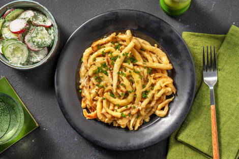 Cremige Spätzlepfanne mit Schmelzzwiebeln