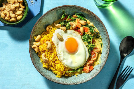 Curry d’épinards à la noix de coco avec du riz jaune