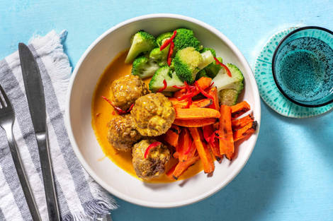 Fleischbällchen in Currysoße mit Ofenkarotten