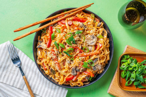 Chilinudel-Pfanne mit Zitronengras