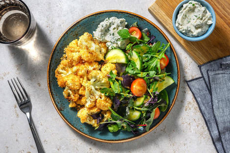 Gerösteter Blumenkohl mit Salat und Kräuterdip