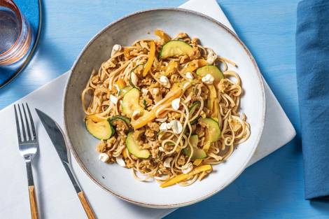 Nouilles au poulet haché, courgette et poivron