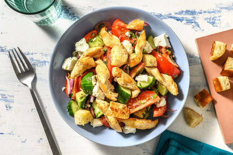 Hähnchenstreifen auf griechischem Salat