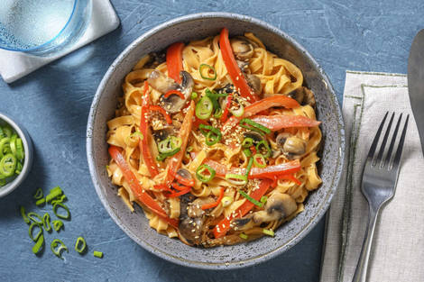 Chilinudel-Pfanne mit Zitronengras