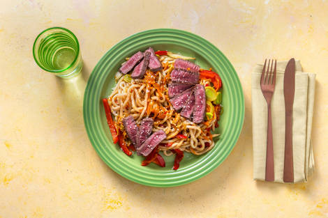 Rumsteak et nouilles au mélange de légumes asiatiques
