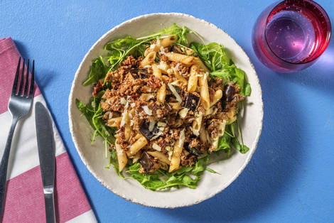 Penne et viande hachée en sauce à l'aubergine crémeuse