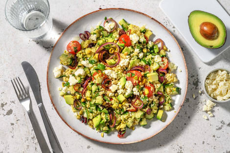 Salade de boulgour avec de l'avocat, du concombre et des pistaches