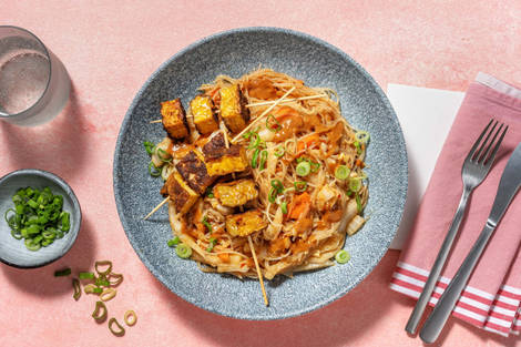 Tempeh-Satay-Spieße auf Glasnudeln