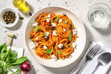 Pasta met geroosterde-paprikasaus en geitenkaas