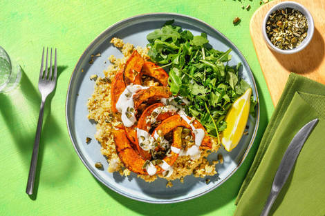 Bulgur-Salat mit marinierten Kürbisspalten